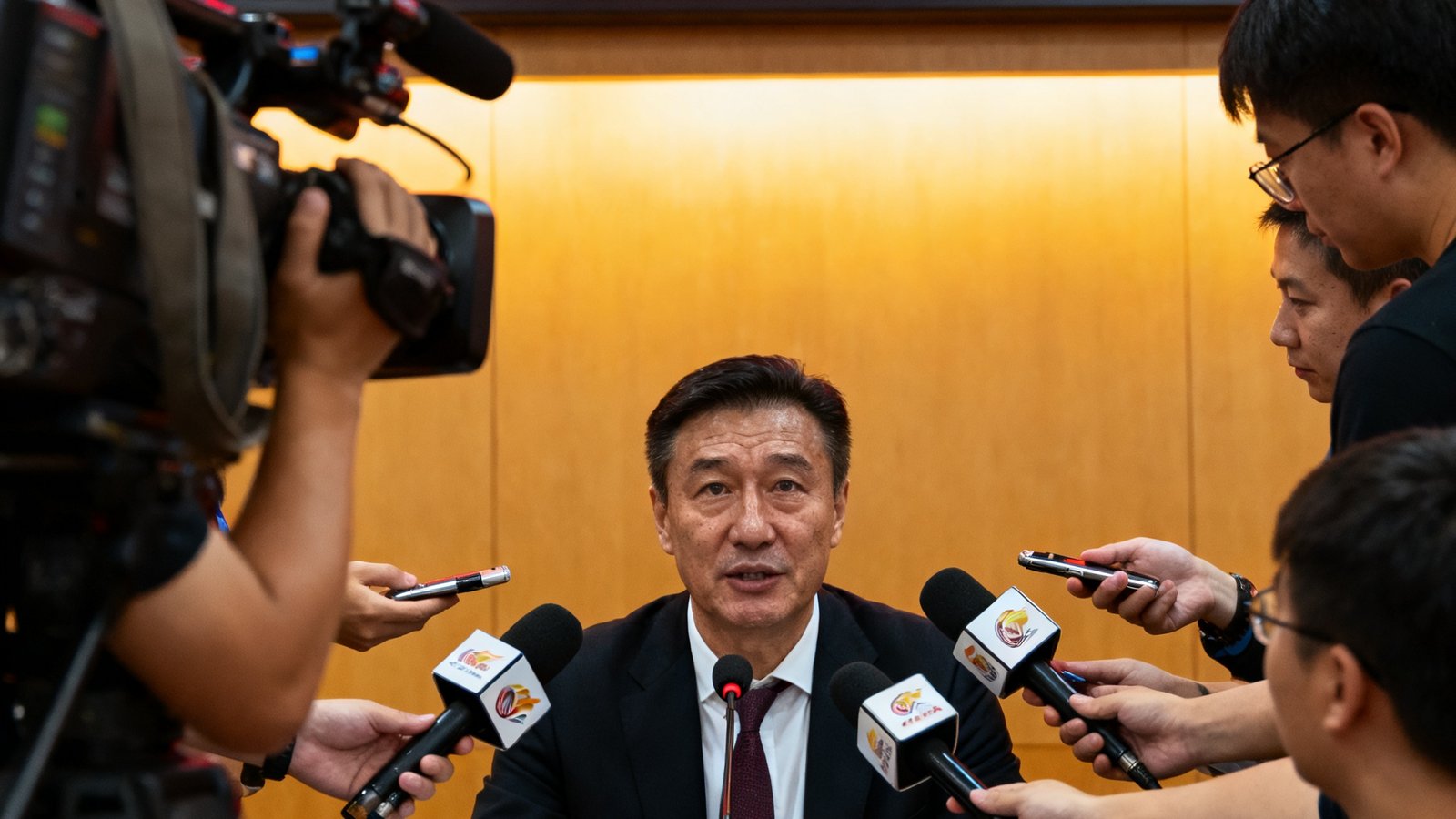 看球直播赛后发布会直播，主教练接受媒体采访